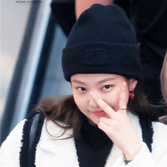 Authentic Chanel interlocking CC logo beanie - Picture 5 of 7